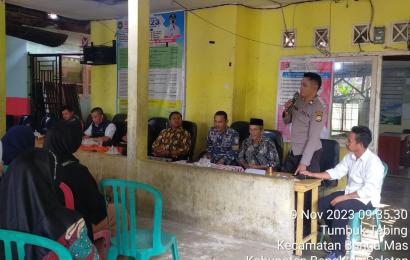 Kanit Binmas Polsek Manna Hadiri Musyawarah Verifikasi Kelayakan Penerima Bantuan Sosial di Desa Tumbuk Tebing