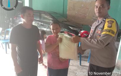 Bhabinkamtibmas Polsek Lebong Selatan Hadiri Penyaluran Bantuan Pangan di Desa Talang Liak II