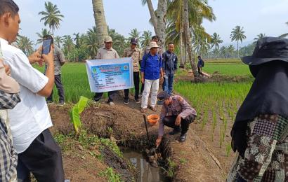 Bhabinkamtibmas Polsek Lebong Tengah Hadiri Titik Nol Pembangunan Irigasi di Desa Suka Damai