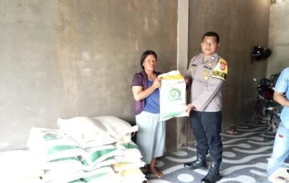 Bhabinkamtibmas Polsek Lebong Utara Hadiri Penyaluran Bantuan Pangan di Desa Nangai Tayau