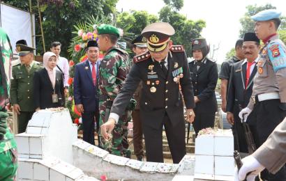 Kapolres Kepahiang Hadiri Upacara  Ziara Nasional Hari Pahlawan di Taman Makam Pahlawan