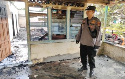 Personel Polsek Semidang Alas Mendatangi TKP Kebakaran Rumah warga di Desa Pinju Layang 