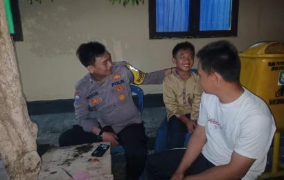 Sambang Malam Hari, Bhabinkamtibmas Jalin Silaturahmi dan Sampaikan Imbauan Jelang Kampanye Pemilu Serentak Tahun 2024  