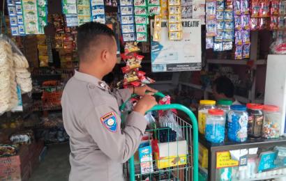 Bhabinkamtibmas Polsek Pino Raya Monitoring Perkembangan Stok dan Harga Sembako di Desa Nanjungan
