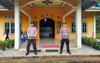 Babinkamtibmas Polsek Kota Manna Laksanakan Monitor dan Pengamanan Gereja Ciptakan Kenyamanan Beribadah