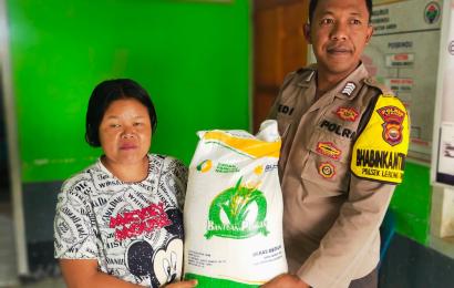 Bhabinkamtibmas Polsek Lebong Utara Hadiri Penyaluran Bantuan Pangan di Desa Pyang Mbik