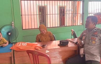 Bhabinkamtibmas Polsek Seginim Sambangi Desa Suka Rami Berikan Pembinaan dan Penyuluhan Antisipasi Tindak Pidana Kekerasan Terhadap Anak dan Perempuan 