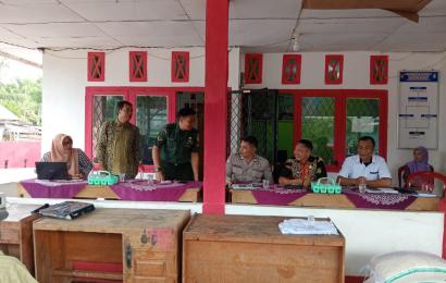 Bhabinkamtibmas Polsek Manna Lakukan Pengecekan Pembagian Beras Bantuan du Desa Binaan 