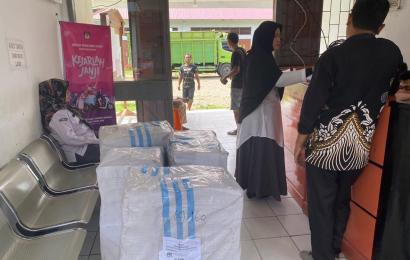 Polres BS Lakukan Pengamanan Kedatangan Logistik Pemilu 2024 Berupa Segel Plastik di KPU Bengkulu Selatan 