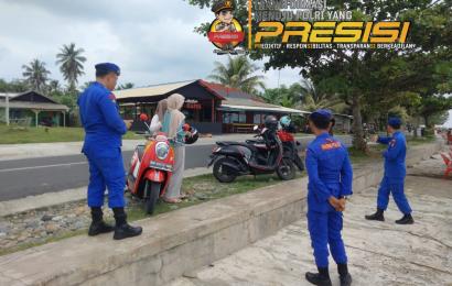 Sambang Dialogis Sat Polairud Di  Pantai Wisata Pasar Bawah Menghimbau Wisatawan Untuk Tidak Mandi Ditepi Pantai