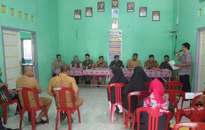 Kanit Binmas dan Bahbinkamtibmas Polsek Manna, Menghadiri Musyawarah Verifikasi Kelayakan Penerima Bantuan Sosial di Desa Binaannya