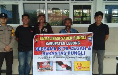 Personel Polsek Rimbo Pengadang Sosialisasi Saber Pungli di Desa Ajai Siang