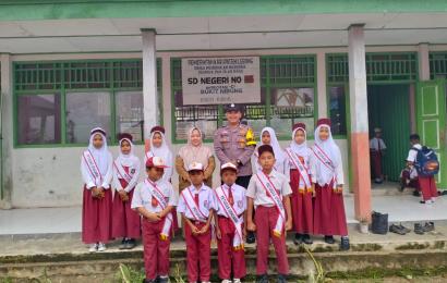 Bhabinkamtibmas Polsek Lebong Selatan Jadi Pembina Upacara di SDN 45 Lebong
