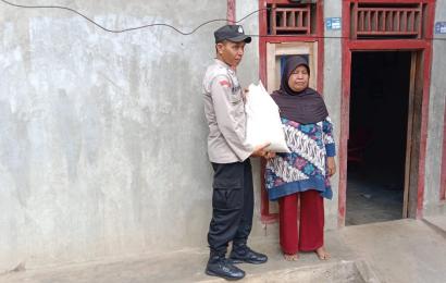 Polsek Padang Guci Salurkan Bantuan Sembako Selasa Berbagi Kepada IRT Desa Datar Lebar 