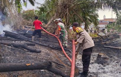 LAHAN PERKEBUNAN KARET MILIK WARGA TERBAKAR , TNI-POLRI BERSAMA PEMADAM DAN MASYARAKAT BANTU PADAMKAN API