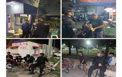PatroliMalam, Sat Sampata Polresta Sambangi dan Sampaikan Imbauan kepada Warga yang Nongkrong di Pingir Jalan Kawasan Pantai 