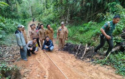 Bhabinkamtibmas Polsek Kedurang Hadiri Survei Fisik Pembangunan Desa untuk Tahun Anggaran 2024