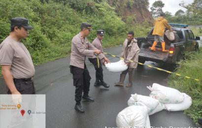 Cegah Lakalantas, Polsek Rimbo Pengadang Pasang Penanda dan Police Line