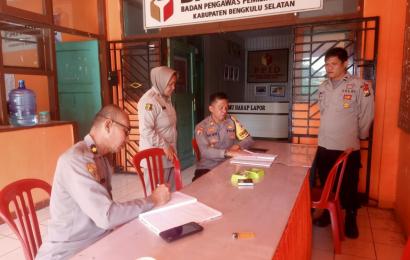 Pastikan Pelaksanan Pengamanan Kantor Bawaslu Sesuai SOP, Pejabat OMB Sambangi Personel Jaga  