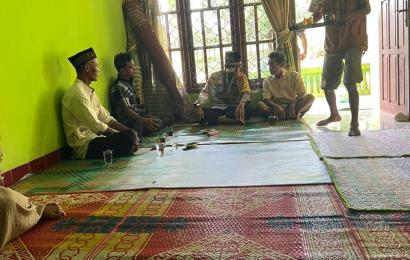 Peduli Antar Sesama, Polisi RW Sambang Duka Warga Binaan 
