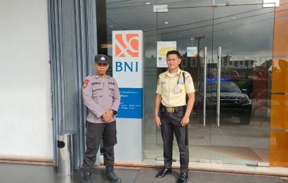 Unit Pam Obvit Satuan Sabhara Polsek Ketahun Melaksanakan Pengamanan di Bank BNI KCP Ketahun