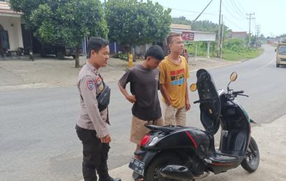 Bhabinkamtibmas Sampaikan Teguran Simpatik kepada Pengguna Sepeda Motor yang Tidak Menggunakan Helm SNI