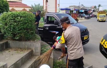 Wujudkan Lingkungan Bersih, Bhabinkamtibmas Bersama Perangkat Desa Gotong Royong Bersihkan Bundaran Giri Kencana
