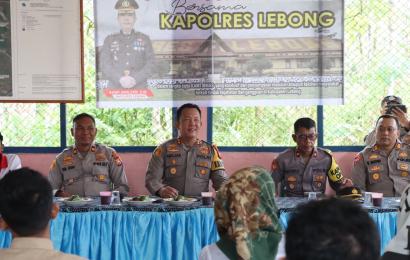 Lebong - Kapolres Lebong Polda Bengkulu AKBP Awilzan, S.I.K., menyerap aspirasi dan keluhan warga Desa Sukau Datang I Kecamatan Tubei, Kabupaten Lebong dalam kegiatan Jumat Curhat, yang dilaksanakan di balai desa setempat, Jumat (24/11/2023).  Kegiatan Jumat Curhat tersebut dihadiri oleh Kapolres, didampingi Kanbag Ren, Kabag Ops, Kasat Binmas, Kasat Intelkam, Kanit Patroli Satlantas, Kapolsek Lebong Atas, serta Pjs Kades dan perangkatnya dan warga desa setempat.  Adapun, aspirasi dan keluhan warga yang dis