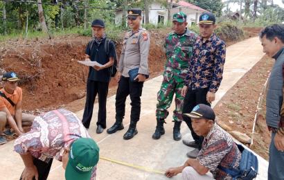 Polsek Giri Mulya Hadiri Monitoring Dan Evaluasi Pembangunan Fisik Di Desa Tanjung Anom