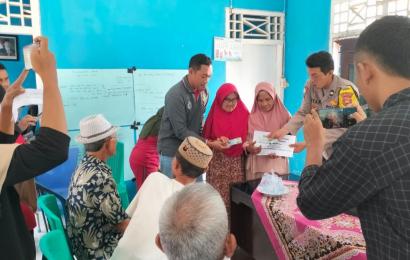 Diawasi Bhabinkamtibmas, Pemdes Kalbang Salurkan BLT DD