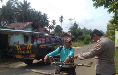 Personel Polsek Padang Guci Gelar Patroli, Sampaikan Imbauan Tertib Berlalu Lintas