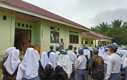 Bhabinkamtibmas Polsek Padang Guci Hulu Sambangi SMAN 09 Kaur, Sosialisasikan Kenakalan Remaja 
