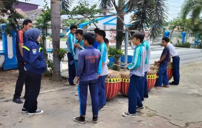 Sambangi Pelajar SMPN 19 Kota Bengkulu, Bhabinkamtibmas Sampaikan Binluh Keamanan dan Ketertiban Sekolah 