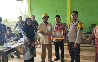Dihadiri Bhabinkamtibmas, Desa Air Padang Salurkan BLT DD 