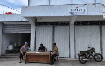 Patroli Polsek Mukomuko Utara Pastikan Keamanan Gudang Logistik KPU
