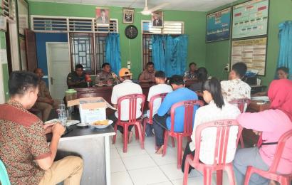 Bhabinkamtibmas Hadiri Musyawarah Penertiban Pembuat dan Penjual Minuman Tradisional Jenis Tuak