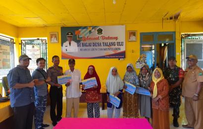 Bersinergi, Bhabinkamtibmas Polsek Lebong Utara Hadiri Pembagian BLT DD di Desa Talang Ulu