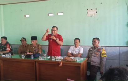 Bhabinkamtibmas Polsek Seginim Hadiri Verifikasi Kelayakan Penerima Bantuan Sosial di Desa Binaannya