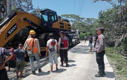 Kapolsek Batiknau Laksanakan Monitoring Evakuasi Tronton Pengangkut Alat Berat