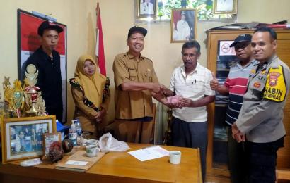 Bhabinkamtibmas Polsek Padang Jaya Monitoring Kegiatan Penyaluran BLT DD 