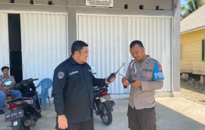 Satgas Banops Subsatgas OMB-Nala 2024 Polres Mukomuko Pasang Alat Komunikasi HT di Kantor KPU dan Bawaslu