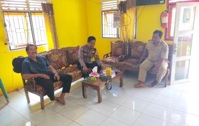 Melalui Cooling System, Bhabinkamtibmas Polsek Ketahun Sambang Kantor Desa 