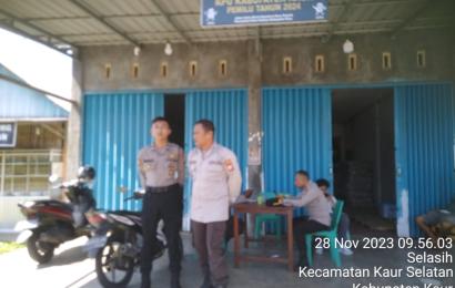 Personel Polres Kaur Lakukan Pengamanan Penuh Kewaspadaan di Gudang logistik 2 KPUD Kaur