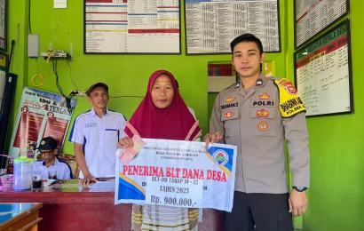 Bhabinkamtibmas Polsek Seginim Hadiri Penyaluran BLT DD Desa Tanjung Beringin 