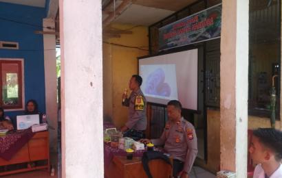 Kapolsek dan Bhabinkamtibmas Polsek Seginim Sambangi warga Desa Binaanya Sosialisasikan Bahaya Narkoba