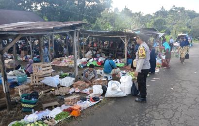Bhabinkamtibmas Polres BU Sambangi Pedagang Pasar Tradisional 