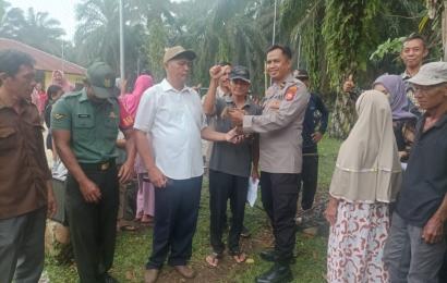 Bhabinkamtibmas Polsek Pino Raya Monitoring dan Pengamanan Giat Penyaluran Bibit Itik Petelor di Desa Binaannya