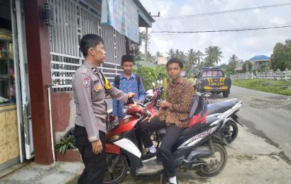 Polsek Padang Guci Hulu Lakukan Patroli dan Berikan Imbauan Tertib Berlalulintas di Desa Bungin Tambun 