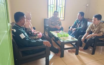 Bhabinkamtibmas Polsek Padang Jaya Sambang dan Berikan Imbauan Kamtibmas Ke Anggota PPS Desa Tanjung Harapan