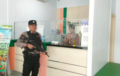Antisipasi Pelaku 3C Personel Polsek Ketahun Lakukan Pengamanan Melekat di Bank Bengkulu